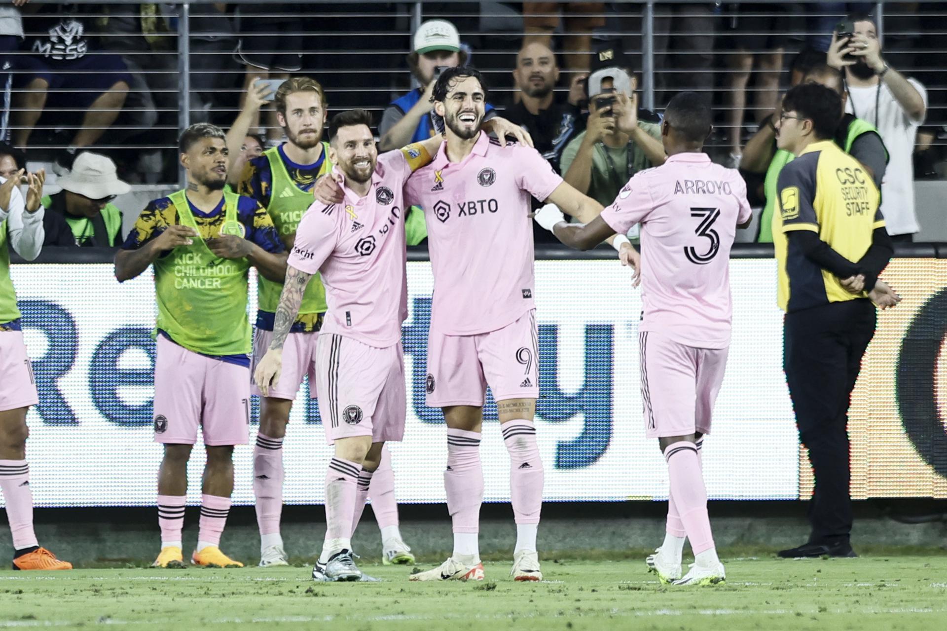 Leonardo Campana (c), del Inter Miam, celebra con sus compañeros Lionel Messi (i) y Dixon Arroyo (d), en una fotografía de archivo. EFE/Etienne Laurent
