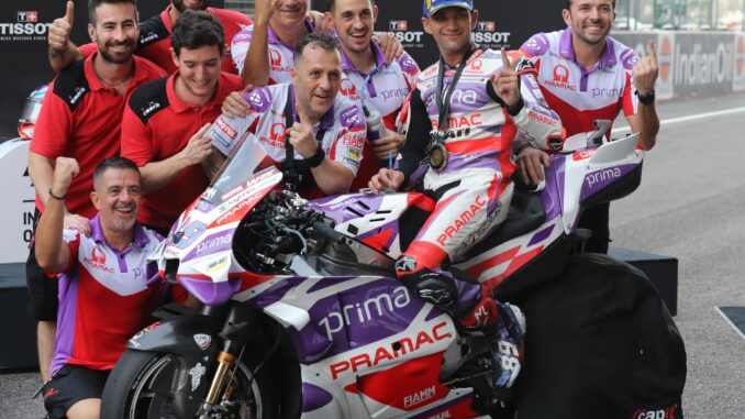 Jorge Martin (2d) con su equipo el Prima Pramac Racing. EFE/EPA/RAJAT GUPTA
