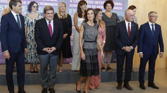 La reina Letizia(c) posa en foto de familia antes de presidir en Málaga la inauguración del II Congreso Internacional sobre Trata de Seres Humanos. EFE/ Jorge Zapata
