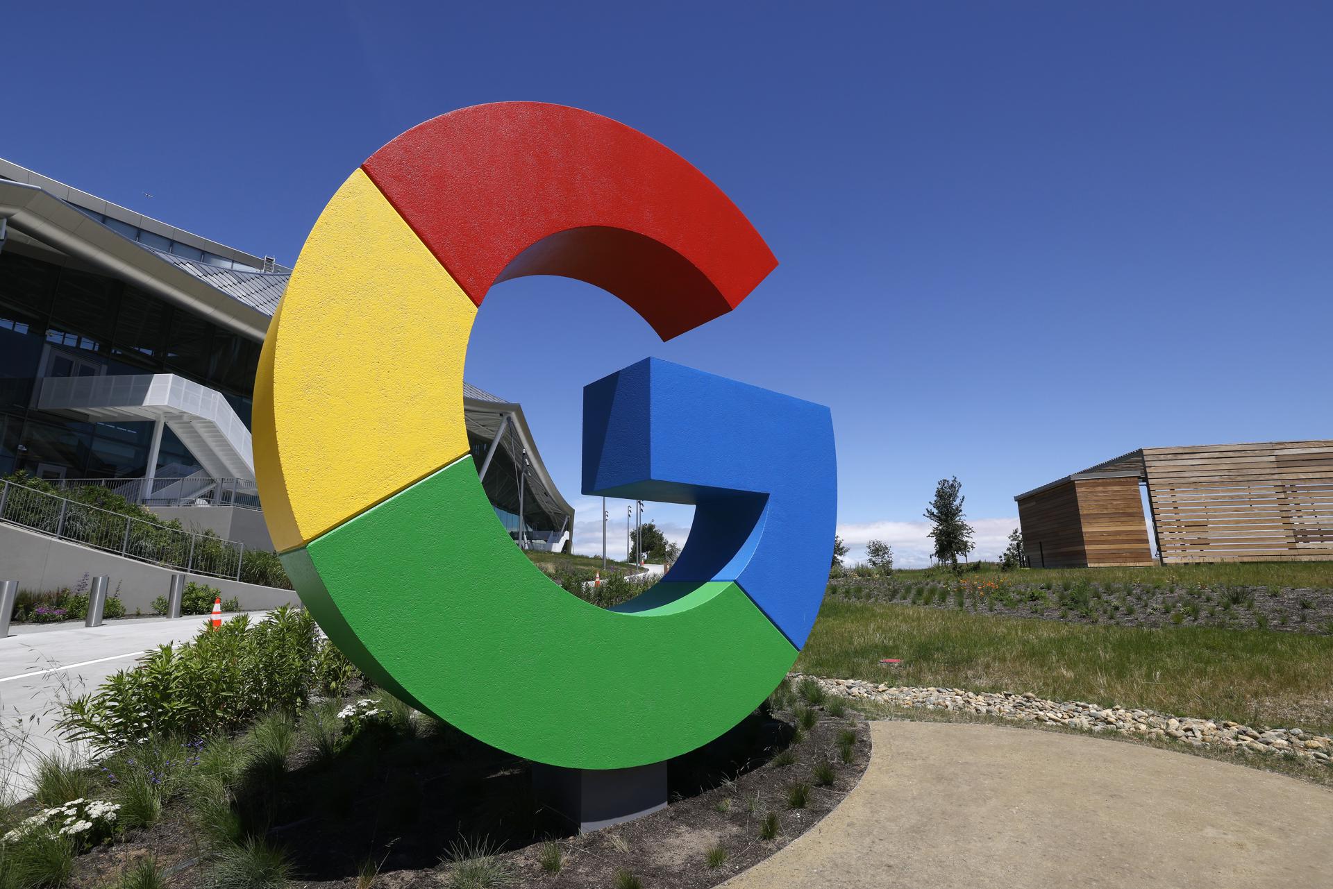 Vista del logo de Google en su sede de Mountain View, California, en una fotografía de archivo. EFE/John G. Mabanglo
