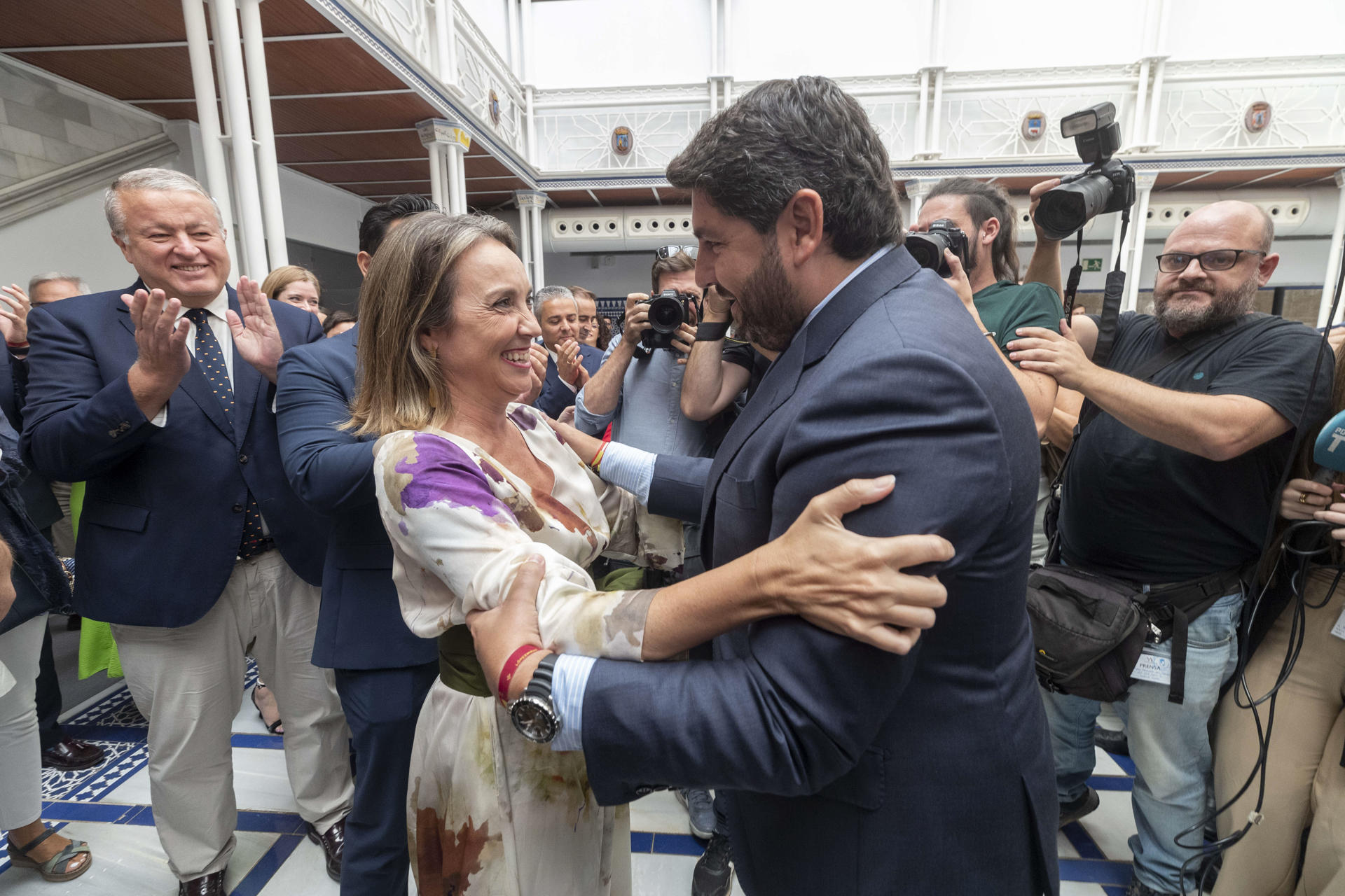 La secretaria general del PP, Cuca Gamarra, felicita al presidente en funciones de la Comunidad de Murcia, Fernando López Miras, tras ser investido presidente gracias al acuerdo de gobierno firmado por los dos partidos , este jueves en la Asamblea Regional de Murcia en Cartagena. EFE/Marcial Guillén
