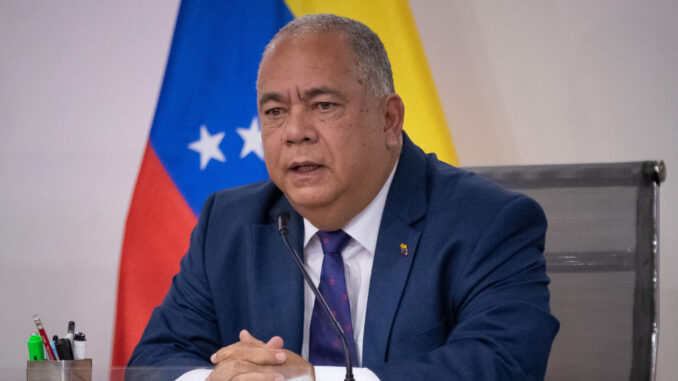El rector y presidente del Consejo Nacional Electoral (CNE), Elvis Amoroso, participa durante una declaración a los medios de comunicación, hoy, en Caracas (Venezuela). EFE/Rayner Peña R.

