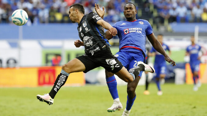 Diber Cambindo (d) del Cruz Azul disputa un balón con Omar Mendoza (i) del Querétaro, durante un juego por la jornada 9 del torneo Apertura 2023 de la Liga MX del fútbol mexicano hoy, en el estadio Azteca, en Ciudad de México (México). EFE/Mario Guzmán
