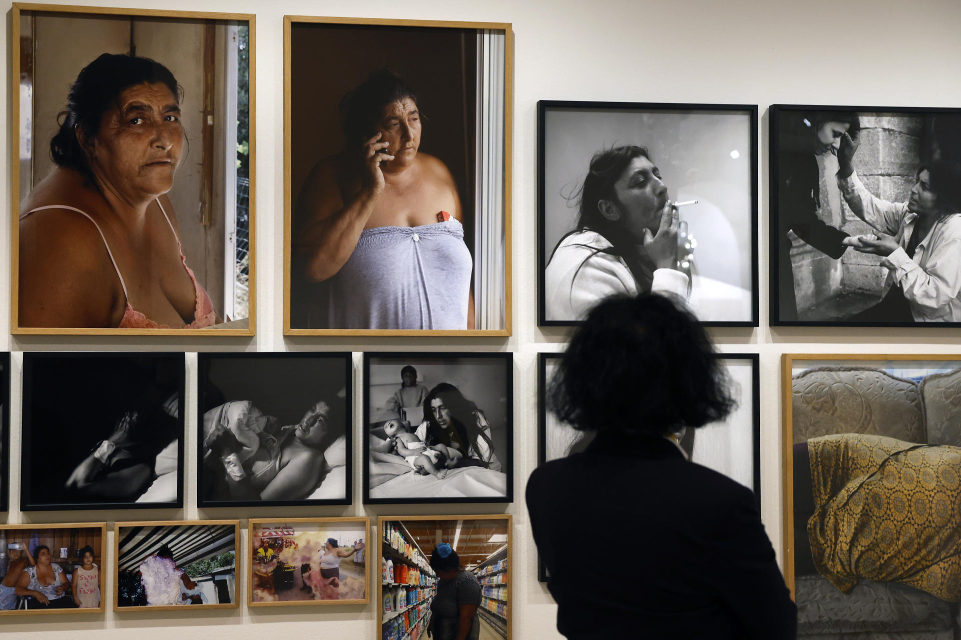 Una mujer visita la exposición "Mathieu Pernot. Documento/Monumento" presentada este lunes en la Fundación Mapfre de Madrid.EFE/ JJ.Guillen
