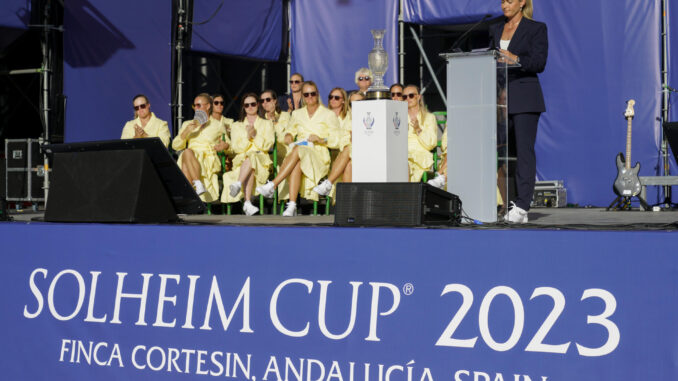 La capitana del equipo Europeo Femenino, Suzann Pettersen (d), participa este jueves, en la Inauguración de la Copa Solheim de Golf 2023, en Málaga (Andalucia). EFE/ Juan Carlos Domínguez
