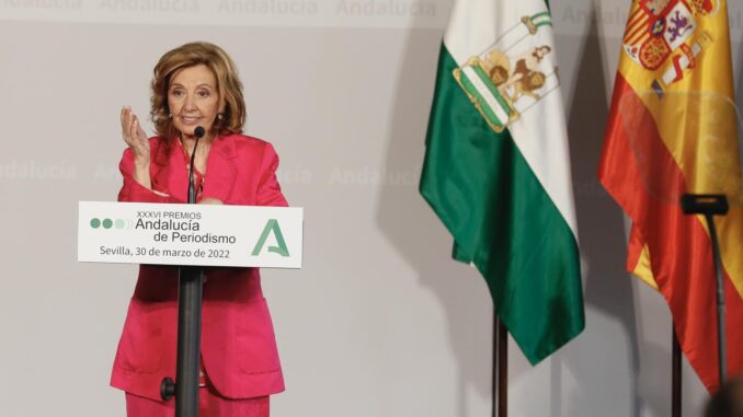 La periodista María Teresa Campos en una imagen de archivo de marzo de 2022, tras recibir de manos del presidente de la Junta de Andalucía, Juanma Moreno, el premio en la nueva modalidad a la Trayectoria Profesional, la primera personalidad en recibir este galardón, durante el acto de entrega de la XXXVI edición de los Premios Andalucía de Periodismo .EFE/José Manuel Vidal
