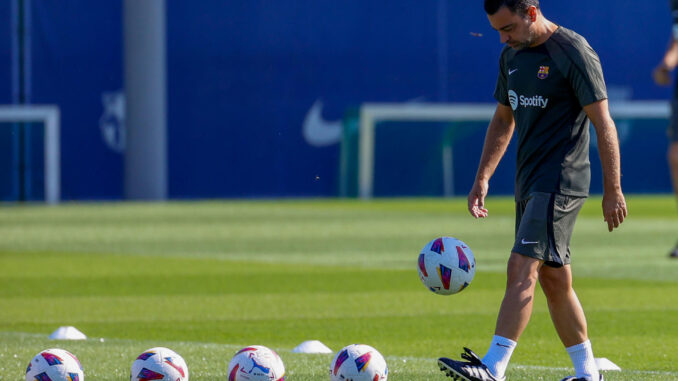 El técnico del FC Barcelona, Xavi Hernández, durante el entrenamiento que realiza la plantilla barcelonista en la Ciudad Deportiva Joan Gamper, para preparar el partido de Liga que disputarán ante el Mallorca FC en el Estadio de Son Moix. EFE/ Toni Albir
