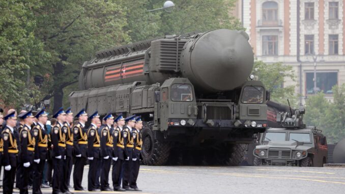 Un misil nuclear estratégico RS-24 Yars ruso en un desfile militar en la Plaza Roja de Moscú. EFE/Yuri Kochetkov
