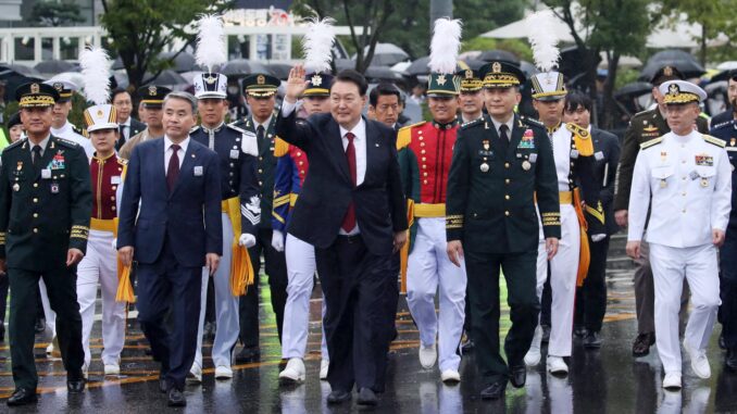 El presidente surcoreano, Yoon Suk-yeol (C), saluda mientras se une al desfile militar con motivo del 75º aniversario del Día de las Fuerzas Armadas en el centro de Seúl, Corea del Sur, el 26 de septiembre de 2023. EFE/EPA/YONHAP / POOL COREA DEL SUR FUERA
