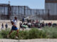 Un migrante corre ante la presencia de operativos de patrullaje en la frontera con Estados Unidos en Ciudad Juárez (México). EFE/Luis Torres