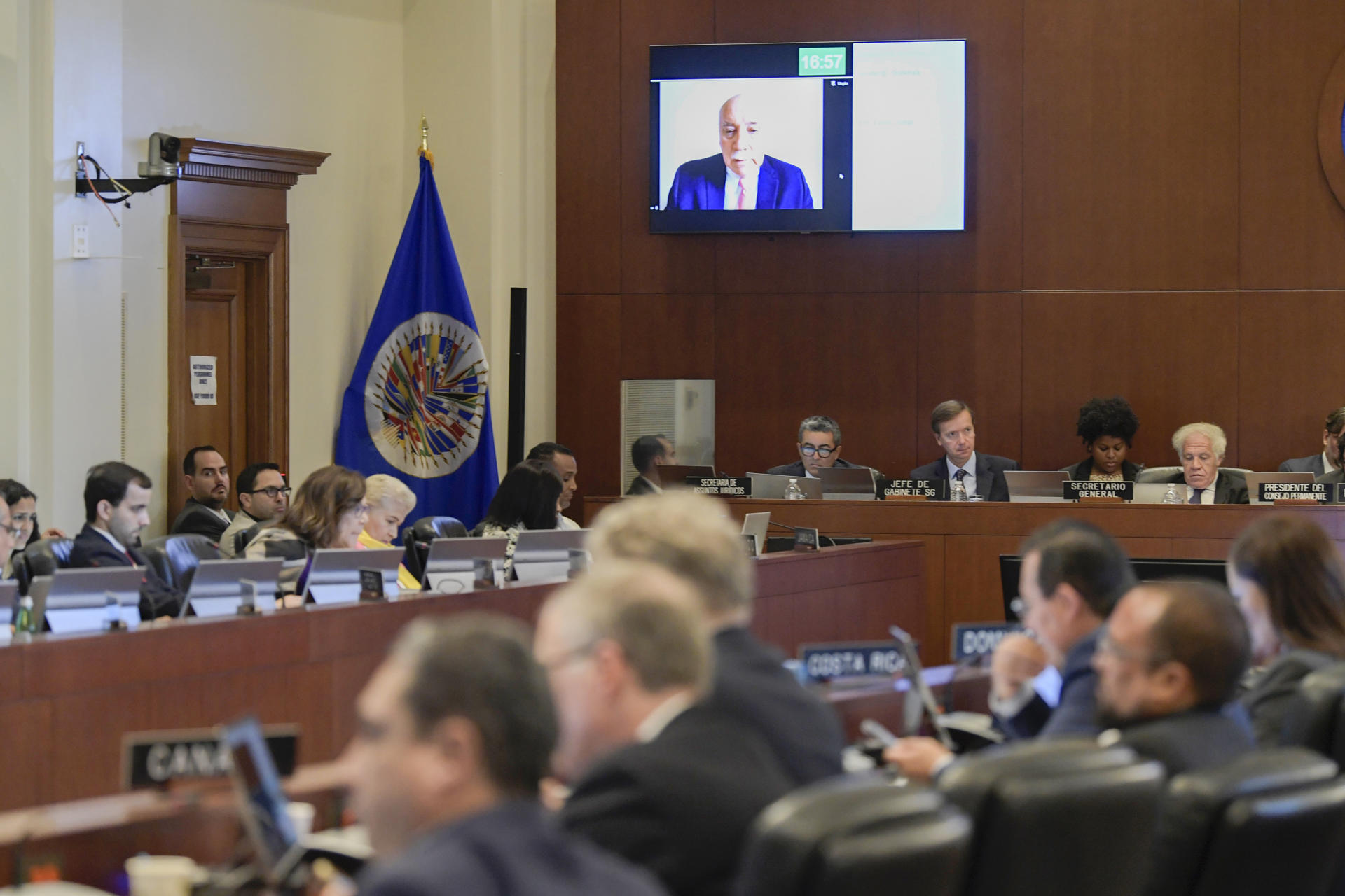 Vista hoy de una reunión del Consejo Permanente de la Organización de los Estados Americanos (OEA), mientras interviene el jefe de la misión electoral del organismo en Guatemala, Eladio Loizaga (arriba), en Washington, D.C. (EE.UU.). EFE/Lenin Nolly
