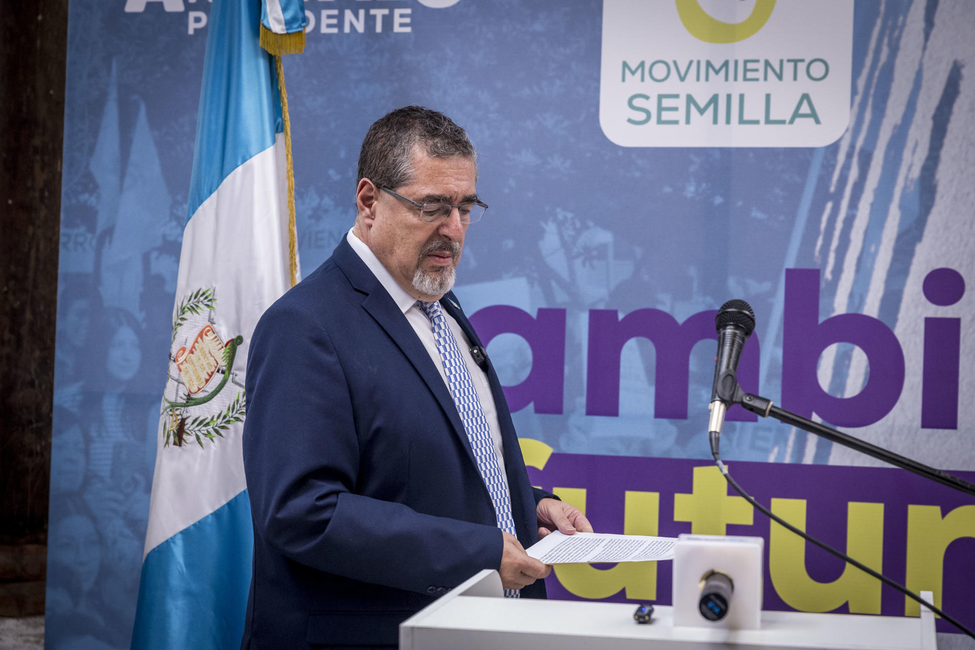 El presidente electo de Guatemala, Bernardo Arévalo de León, habla hoy durante una rueda de prensa, en Ciudad de Guatemala (Guatemala). EFE/Esteban Biba
