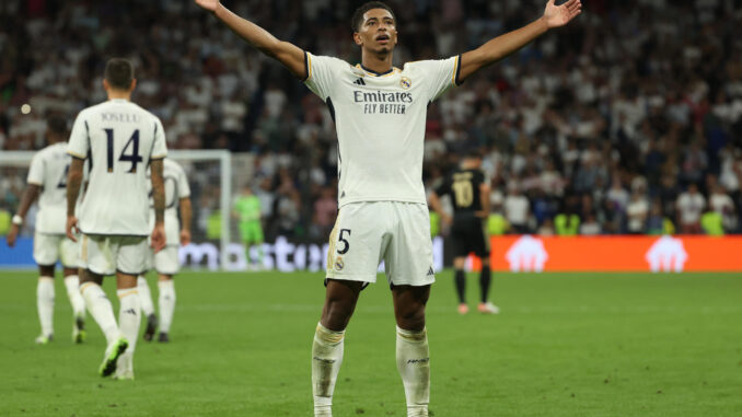 El centrocampista inglés del Real Madrid Jude Bellingham celebra tras marcar el 1-0 durante el encuentro del grupo C de Liga de Campeones entre Real Madrid y Unión Berlín, este miércoles en el Estadio Santiago Bernabéu en Madrid. EFE/ Kiko Huesca
