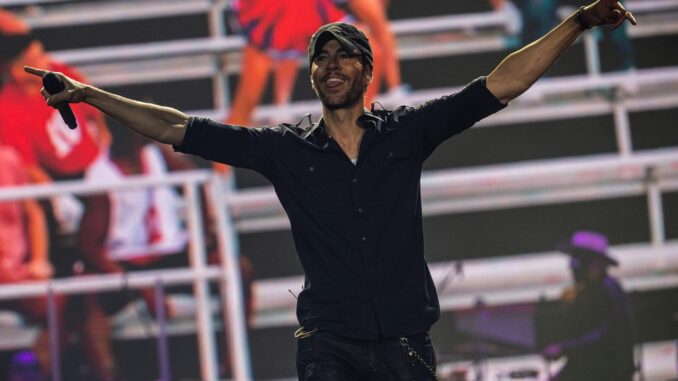 Imagen de archivo del cantante Enrique Iglesias durante una actuación. EFE/EPA/Marton Monus
