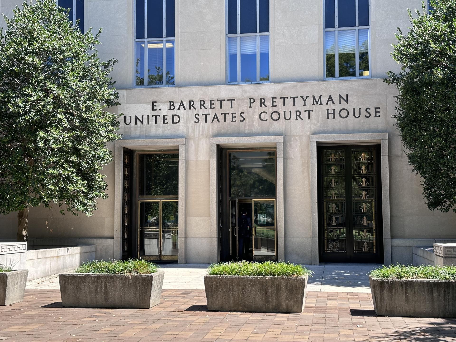 Vista de la fachada del edificio E. Barrett Prettyman del Tribunal Federal donde se celebró el juicio contra un líder de los Proud Boys en Washington, EE.UU., el 31 de agosto de 2023. EFE/Octavio Guzmán
