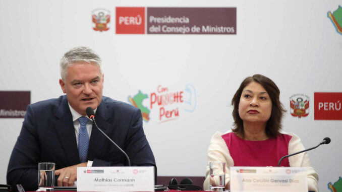 El secretario general de la OCDE, Mathias Cormann (i), junto a la ministra de Relaciones Exteriores de Perú, Ana Cecilia Gervasi (d), participan en una rueda de prensa, hoy en Lima (Perú). EFE/Paolo Aguilar
