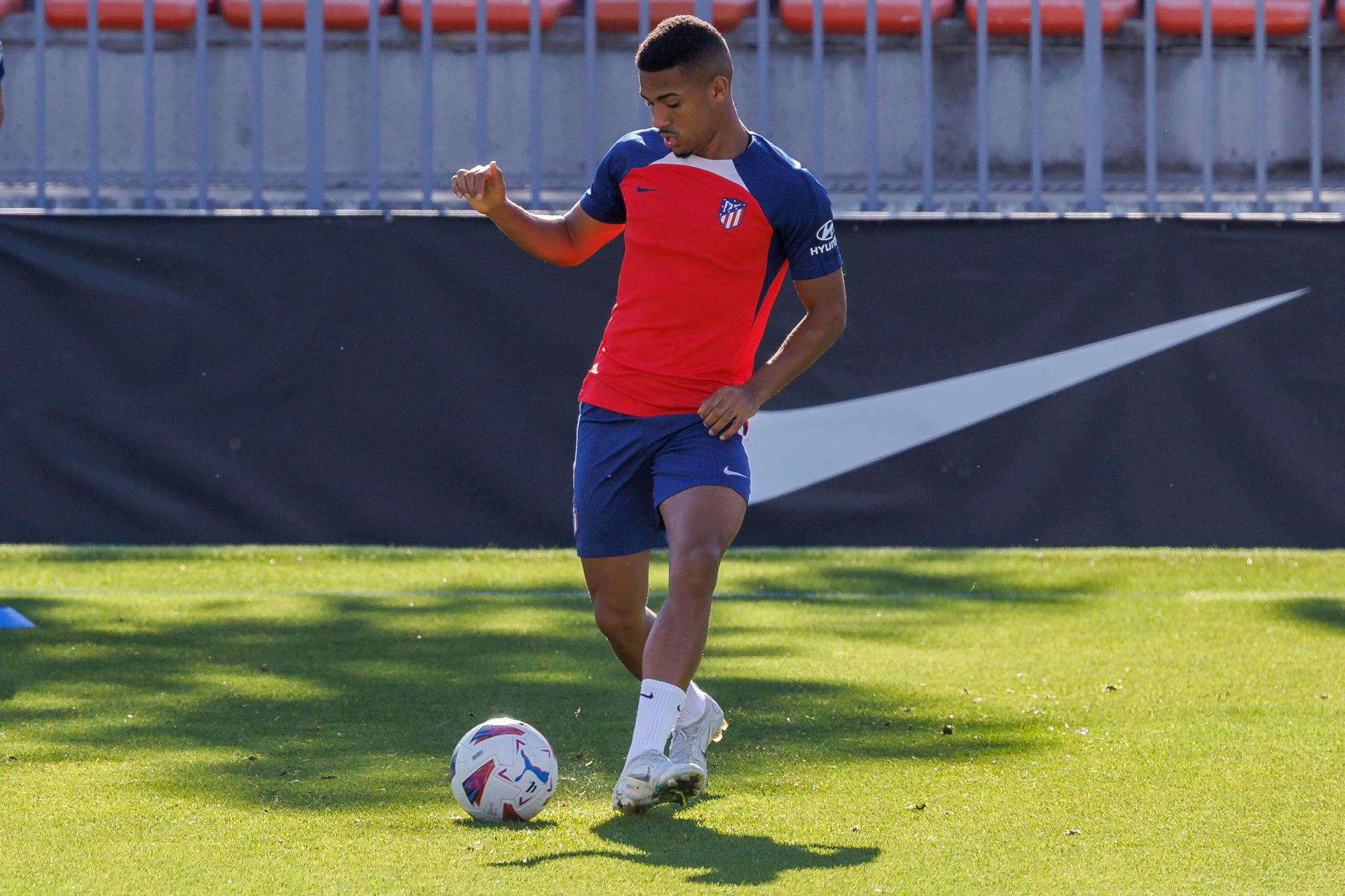 Samu Lino, durante el entrenamiento. EFE/Rodrigo Jiménez
