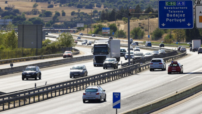 Las salidas de Madrid por la A-3, A-4, A-42 y A-5, así como la A-7 en Murcia, registran tráfico lento este viernes en el segundo día del retorno de las vacaciones de verano, mientras que varios accidentes dificultan la circulación en Girona, Barcelona, Málaga y Valencia. EFE/ Zipi Aragon
