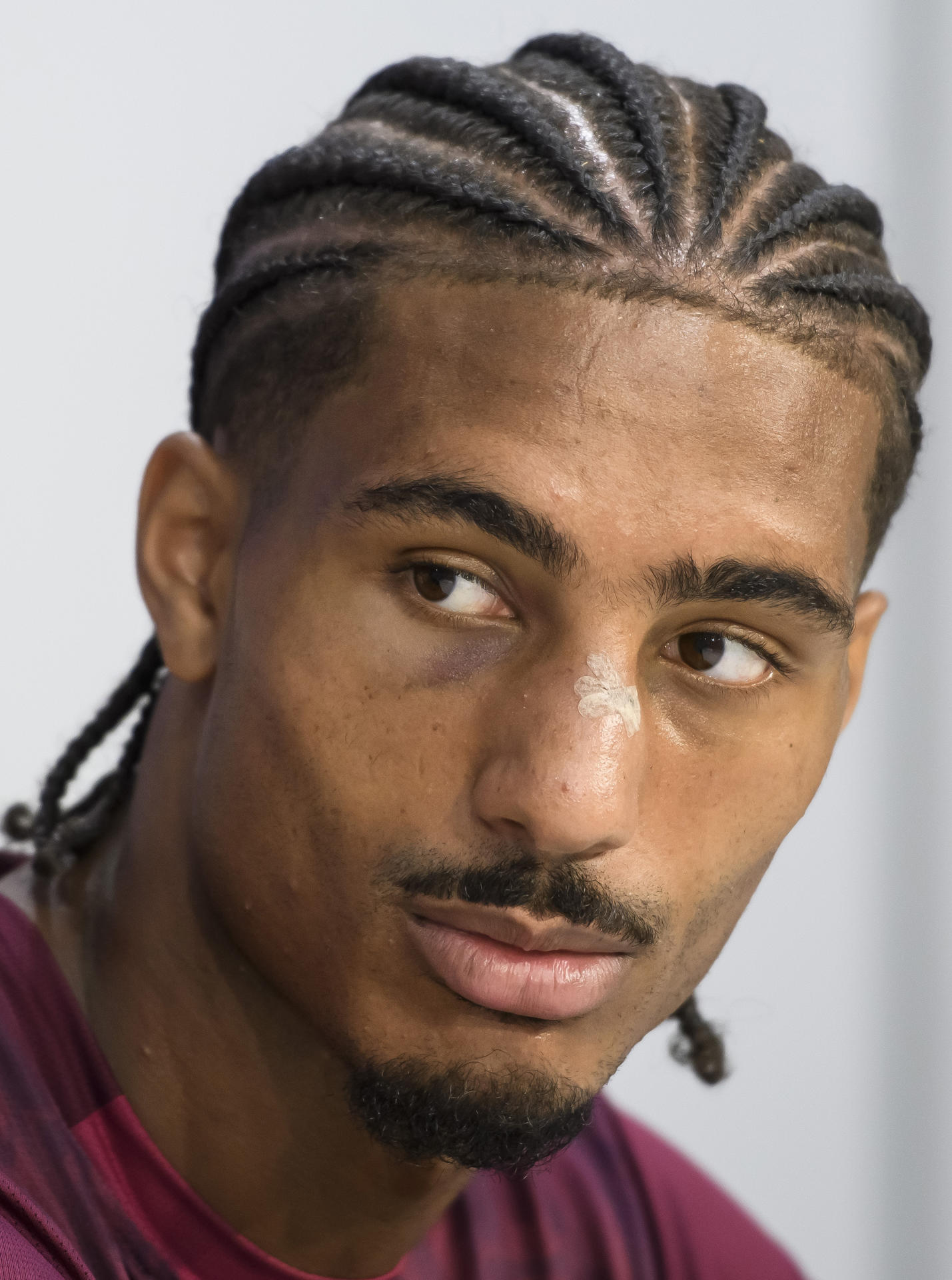 El central francés del Sevilla FC Loïc Badé, durante la rueda de prensa oficial en la ciudad deportiva del club sevillano previa al encuentro de la primera jornada del grupo B de la Liga de Campeones que juega ante el Lens. EFE/ Raúl Caro
