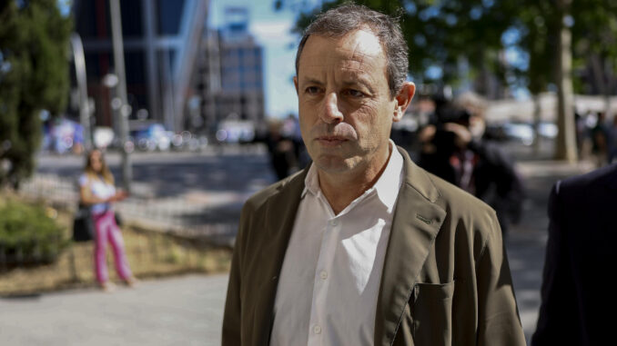 El expresidente del FC Barcelona Sandro Rosell (c) a su llegada a los Juzgados de Plaza de Castilla en una foto de archivo. EFE/ Rodrigo Jiménez
