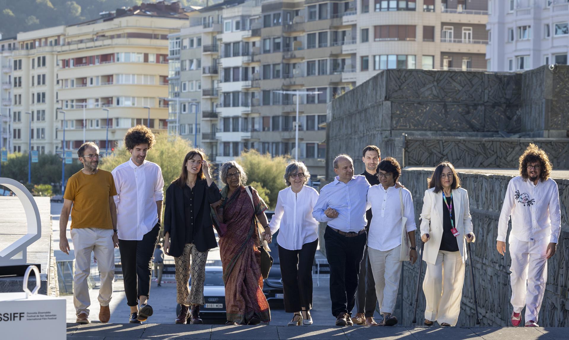 La directora y guionista Isabel Herguera (c) posa junto a (i-d) Mariano Baratech, Iván Miñambres, Miren Arrieta, Moushumi Bhowmik, Gianmarco Serra, Upamanyu Bhattacharyya, Chelo Loureiro y Diego Herguera, este domingo durante la presentación de "El sueño de la sultana", que compite en la sección oficial del 71 Festival Internacional de Cine de San Sebastián. EFE/ Javier Etxezarreta
