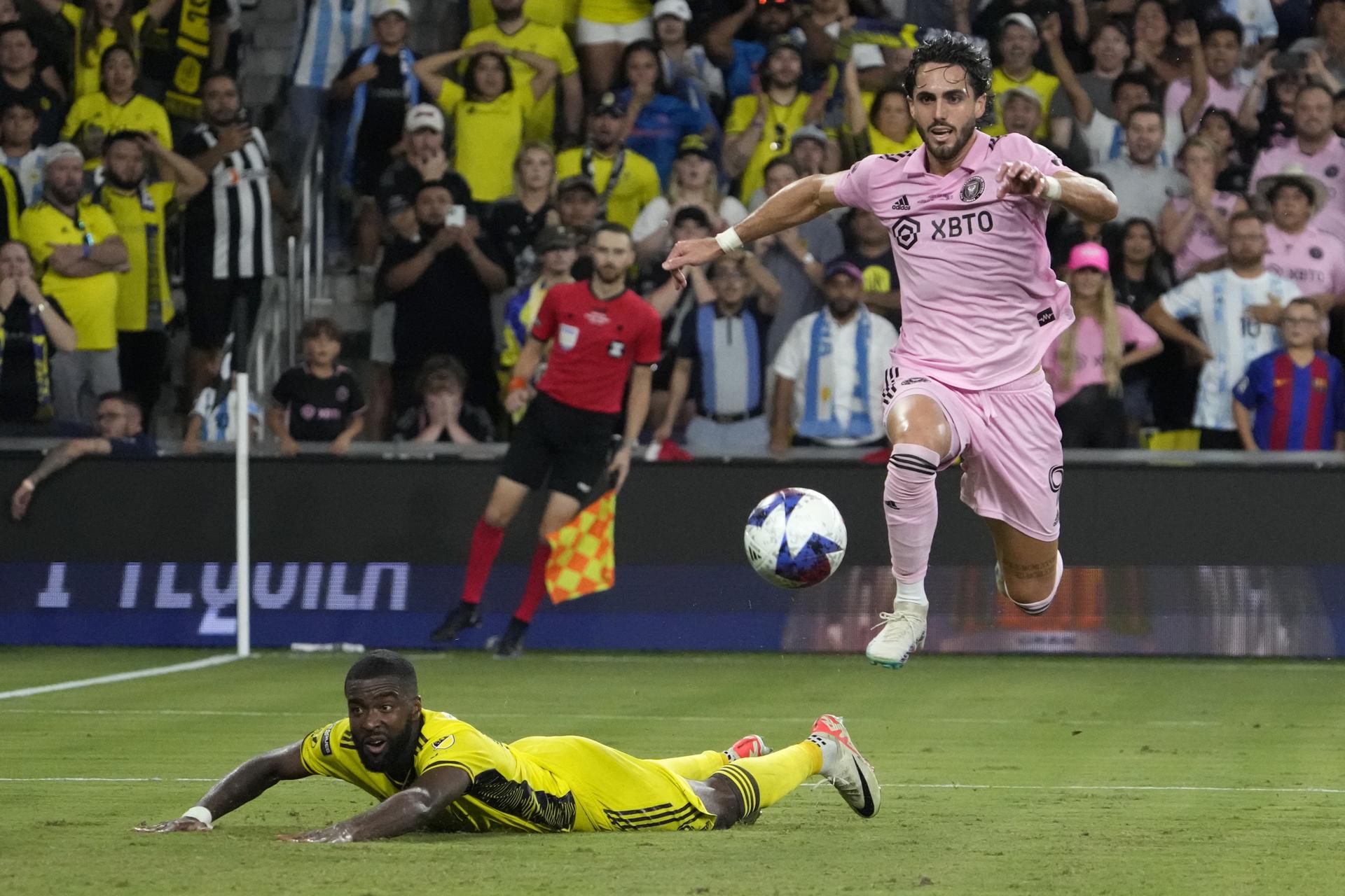 Leonardo Campana (i) del Inter Miami (d) enfrenta al defensa del Nashville SC Shaq Moore (i), en una fotografía de archivo. EFE/Mark Humphrey
