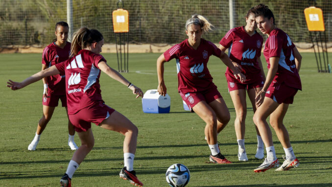 Las jugadoras de la selección femenina de fútbol durante el entrenamiento que realizan este miércoles en Oliva para prepararse para el debut en la Liga de Naciones el viernes en Gotemburgo contra Suecia. EFE/Biel Aliño
