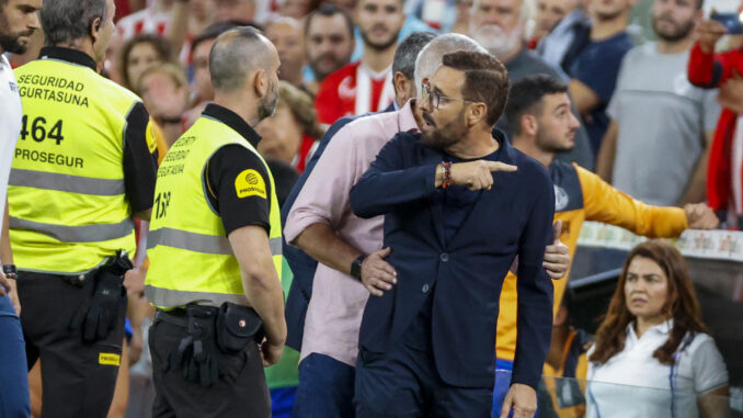 El técnico del Getafe, José Bordalás, tras ser expulsado durante el encuentro correspondiente a la séptima jornada de primera división que han disputado frente al Athletic Club en el estadio de San Mamés, en Bilbao. EFE / Luis Tejido.
