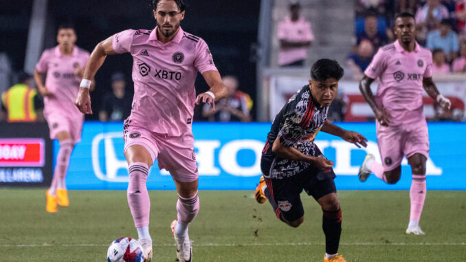 Leonardo Campana (i) del Inter Miami disputa el balón con Frankie Amaya de New York RB, el 26 de agosto de 2023 durante un partido de la MLS. EFE/Ángel Colmenares
