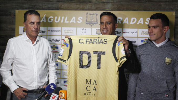 Imagen de archivo del entrenador venezolano César Farías (c) posa con una camiseta del equipo de fútbol Águilas Doradas. EFE/ Luis Eduardo Noriega A
