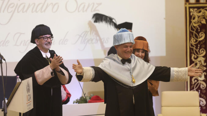 El cantante y compositor Alejandro Sanz (d) saludando tras ser investido hoy en Algeciras como doctor Honoris Causa por la Universidad de Cádiz, que quiere así reconocer sus "múltiples méritos en el ámbito de las artes y la cultura y su brillante e internacional trayectoria musical" y sus íntimos lazos con la provincia en la que nacieron sus padres. EFE/ A.Carrasco Ragel
