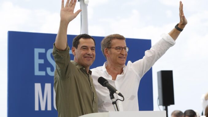 Imagen de archivo del líder del Partido Popular y candidato a la presidencia del Gobierno, Alberto Núñez Feijóo (d), junto al presidente de la Junta de Andalucía, Juanma Moreno, durante la pasada campaña electoral. EFE/Jorge Zapata
