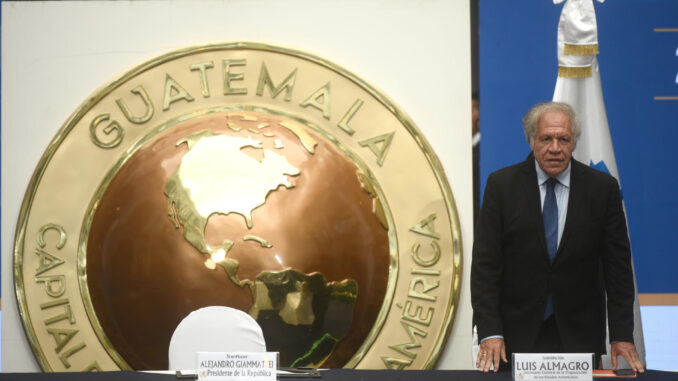 El Secretario general de la Organización de Estados Americanos, (OEA) Luis Almagro, participa durante la segunda reunión de transición entre autoridades del gobierno de Guatemala con autoridades electas en el Palacio Nacional en Ciudad de Guatemala (Guatemala). EFE/Edwin Bercian
