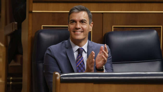 El presidente del Gobierno Pedro Sánchez durante el pleno de debate de las enmiendas presentadas por PP y Vox a la reforma del Reglamento que permitirá usar las lenguas cooficiales celebrada, este jueves, en el Congreso de los Diputados en Madrid. El Congreso zanja este jueves la implantación definitiva del uso de las lenguas cooficiales en toda la actividad parlamentaria al rechazar previsiblemente con mayoría absoluta las dos enmiendas a la totalidad, del PP y de Vox, que se debatirán en el pleno. EFE/ Juan Carlos Hidalgo
