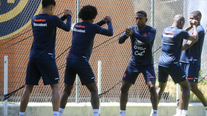 Pervis Estupiñán (c-d) participa hoy junto a sus compañeros en un entrenamiento de la selección ecuatoriana de fútbol, en Quito (Ecuador). "La Tri" entrenó este lunes con miras al partido de eliminatorias en que enfrentará este martes como local a Uruguay. EFE/José Jácome
