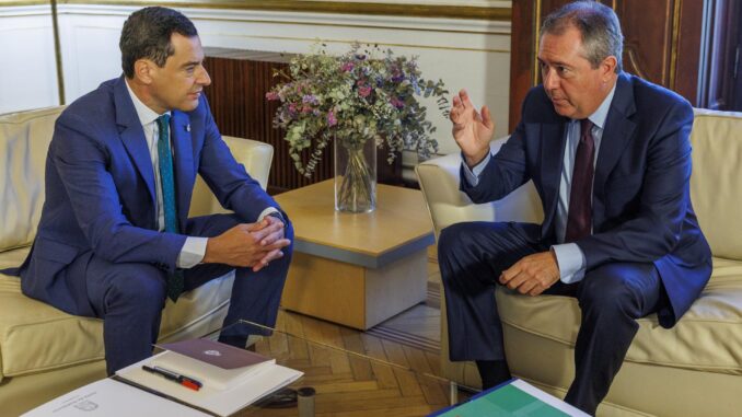 El presidente de la Junta de Andalucía, Juanma Moreno (i), y el portavoz del grupo parlamentario socialista en el Parlamento andaluz, Juan Espadas (d), durante la reunión en el Palacio de San Telmo en Sevilla. EFE/ Julio Muñoz
