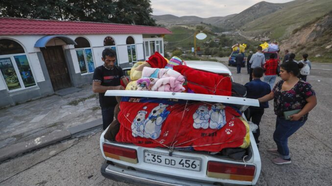 Armenios étnicos de Nagorno-Karabaj hacen una parada para descansar en su camino hacia Goris, Armenia. EFE/EPA/ANATOLY MALTSEV
