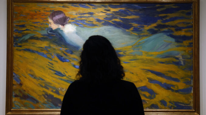 Una mujer observa la obra "Nadadora, Jávea" (1905), del valenciano Joaquín Sorolla, que forma parte de la exposición "Los veranos de Sorolla "  presentada este lunes en la Fundación Mapfre de Madrid.EFE/ JJ.Guillen
