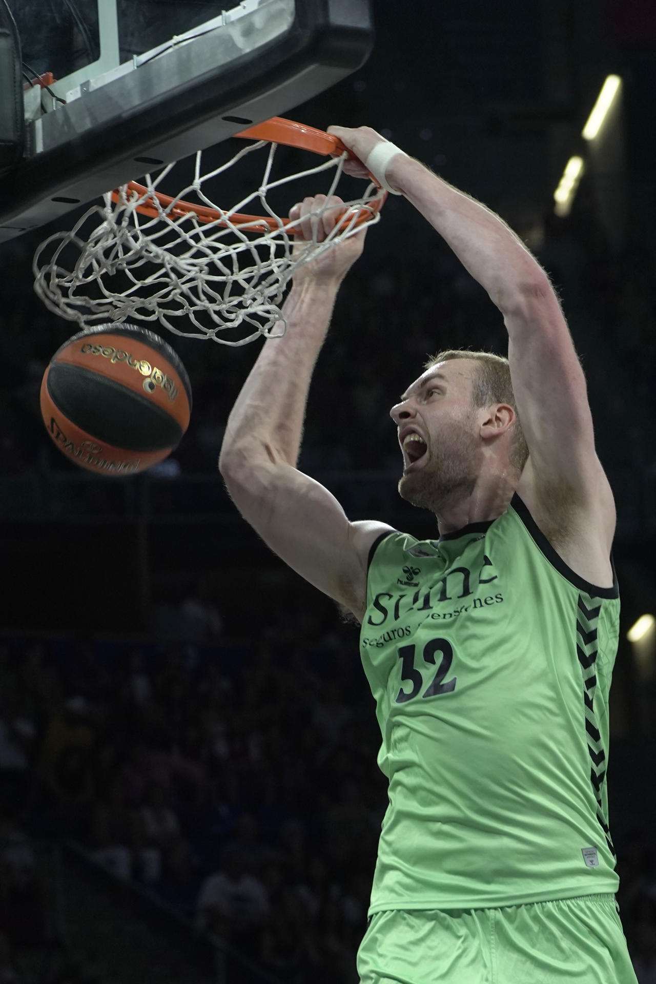 El pivot islandés del Surne Bilbao Basket,Tryggvi Hlinason efectúa un mate en el partido contra el Baskonia, de la liga ACB de baloncesto disputado este sábado en el Fernando Buesa Arena de Vitoria-Gasteiz. EFE/ ADRIÁN RUIZ HIERRO
