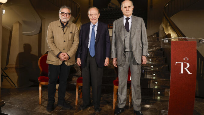 El presidente del Teatro Real Gregorio Marañón (c) junto a Juan Antonio Pérez Simón, del consejo internacional del Teatro, yy el artista Jaume Plensa (i) durante la presentación de un nuevo proyecto artístico que se inaugurará este martes, bajo la presidencia de los Reyes de España. EFE/ J.J. Guillén
