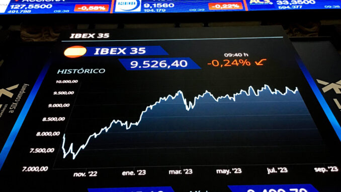 Un panel muestra el gráfico de la evolución del IBEX este lunes. EFE/ Vega Alonso Del Val
