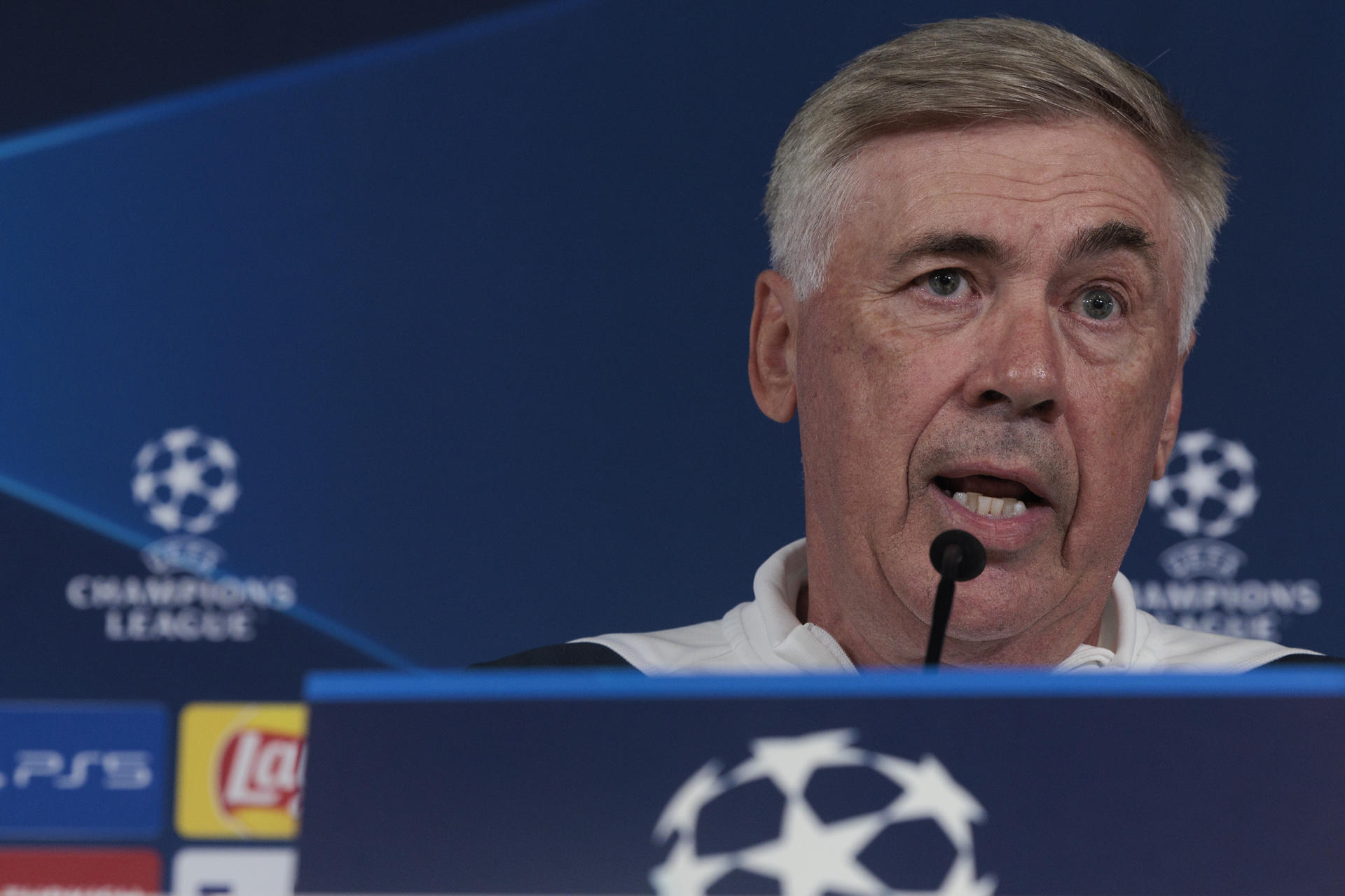 El entrenador italiano del Real Madrid, Carlo Ancelotti, durante la rueda de prensa posterior al entrenamiento realizado en la Ciudad Deportiva de Valdebebas, donde el equipo prepara el partido de Liga de Campeones que disputa ante el Unión Berlín, en el estadio Santiago Bernabéu. EFE/Sergio Pérez
