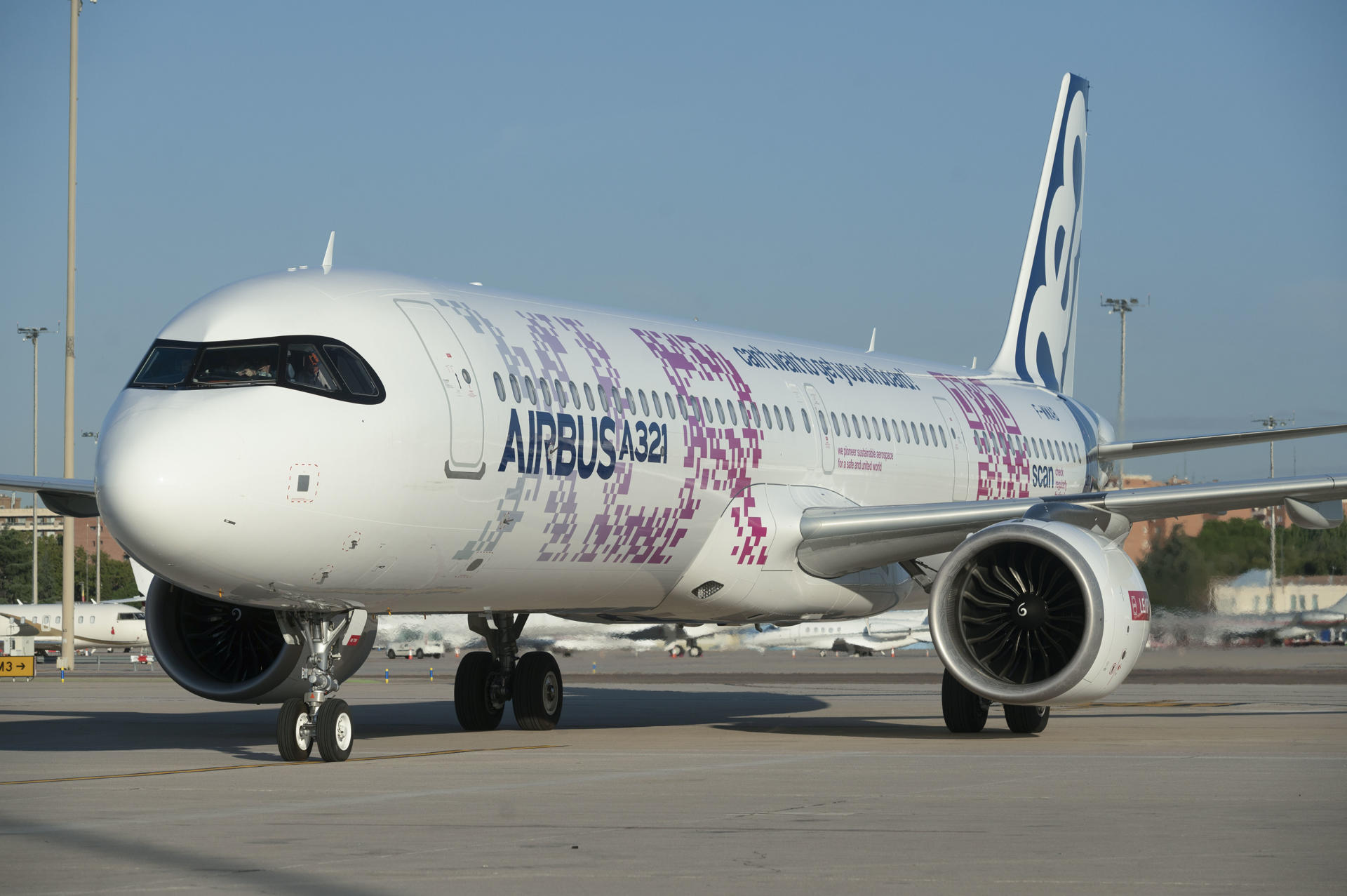 El nuevo modelo A321XLR del fabricante aeronáutico Airbus, del que Iberia ha adquirido ocho unidades, ha aterrizado este miércoles en el aeropuerto Adolfo Suárez Madrid-Barajas como parte de su ruta de certificación previa a su puesta en funcionamiento, prevista para finales de 2024. Esta aeronave -de la que Iberia es una de las aerolíneas lanzadoras junto con Aer Lingus (integrada en IAG, el mismo grupo que la española) y American Airlines- dispone de un solo pasillo, como habitualmente tienen los aviones de corto y medio radio de alcance, aunque está diseñado para viajes de distancias largas con autonomía de hasta 8.700 kilómetros. EFE/ Fernando Villar
