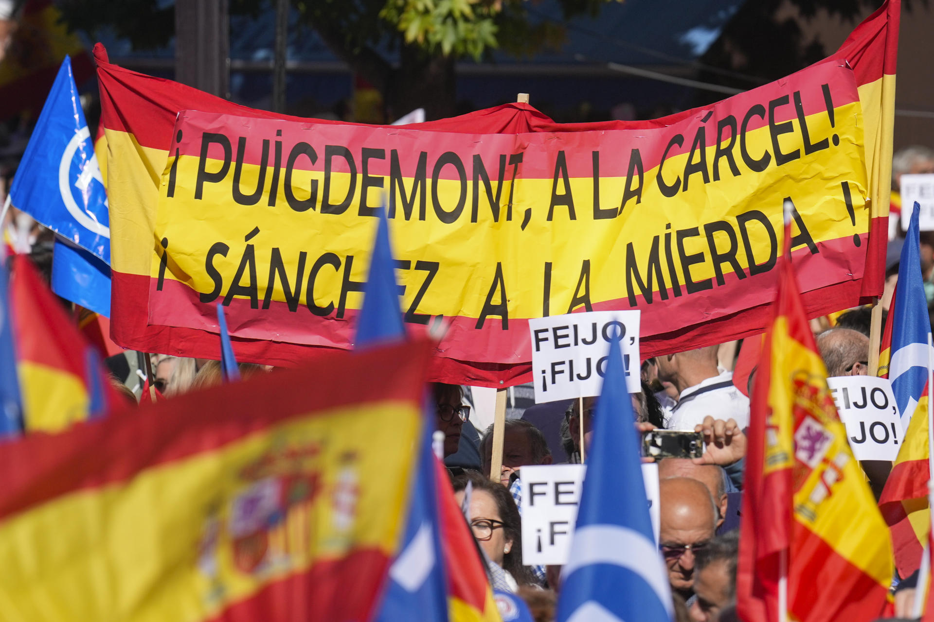 Asistentes al acto del PP celebrado en la plaza de Felipe II este domingo en Madrid. EFE/ Borja Sánchez Trillo
