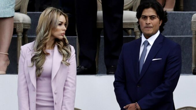 Fotografía de archivo fechada el 7 de agosto de 2022 que muestra a Nicolás Petro Burgos (d), hijo del presidente Gustavo Petro, junto a su entonces esposa Day Vásquez, en la Plaza Bolívar en Bogotá (Colombia). EFE/Mauricio Dueñas Castañeda
