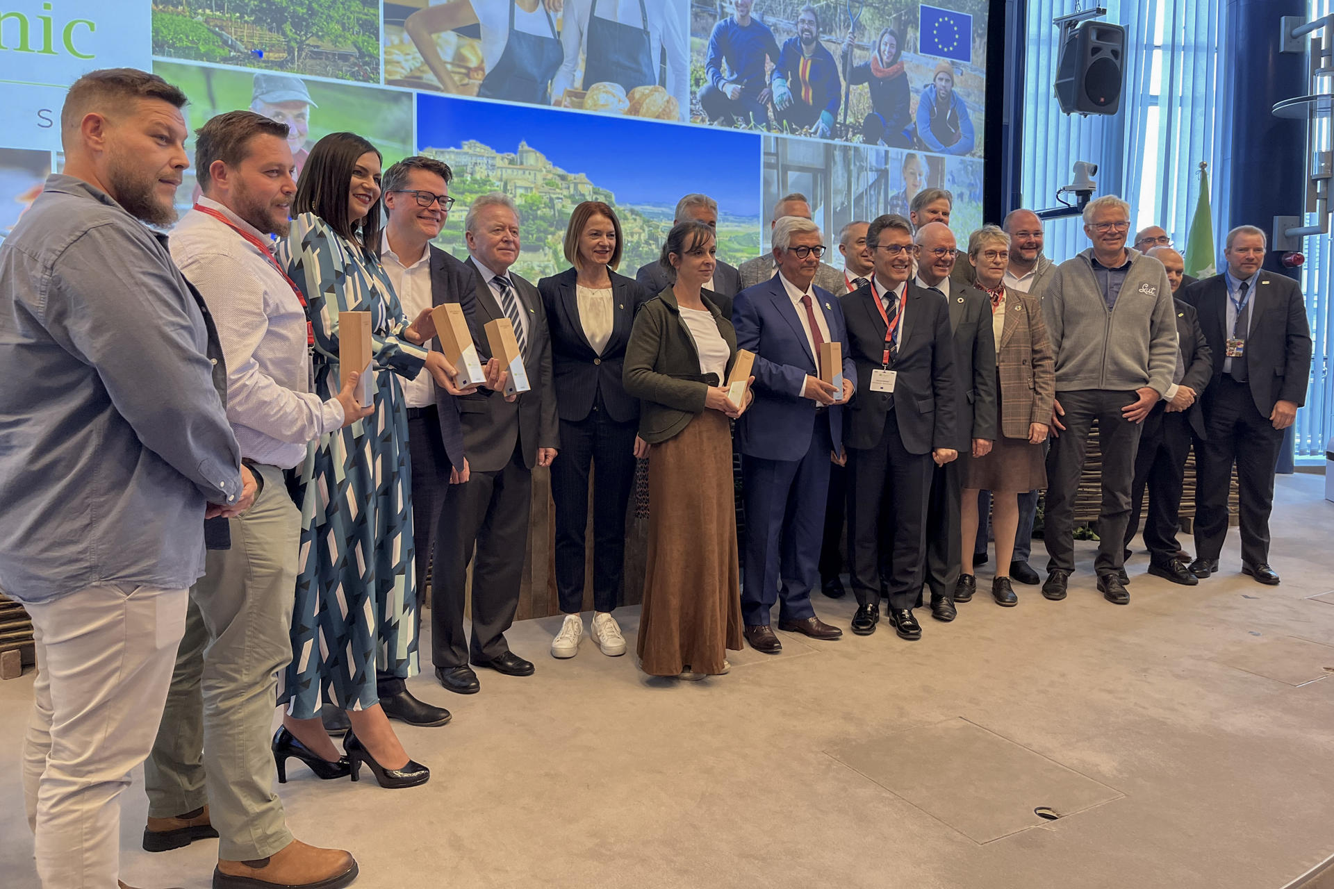 Los ganadores de los Premios Orgánicos de la UE posan este lunes tras una ceremonia en Bruselas. Clara Benito Pachecho, una pastora de la Sierra de Madrid, fue galardonada hoy por la Comisión Europea con el premio de mejor granjera ecológica de la UE, gracias al carácter sostenible de su proyecto de ganadería extensiva orgánica, llamado Entrelobas, y que está basado en el pastoreo salvaje de cabras. EFE/ Bruno Fortea
