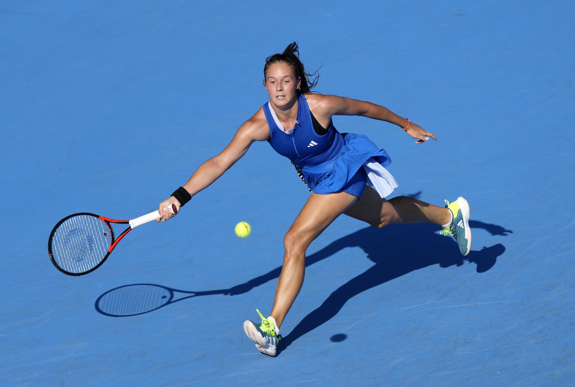 Daria Kasatkina de Rusia en acción contra Despina Papamichail de Grecia durante la ronda individual de 16 del torneo de tenis Pan Pacific Open en Tokio, Japón. EFE/EPA/FRANCK ROBICHON
