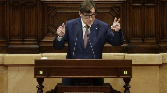 El líder del PSC, Salvador Illa, interviene ante el pleno durante la segunda jornada del debate de política general que se celebra en el Parlament de Cataluña. EFE/Andreu Dalmau
