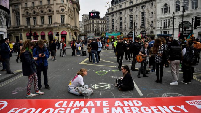 Fotografía de archivo de manifestantes del grupo ecologista Extinction Rebellion durante una protesta. EFE/ Neil Hall
