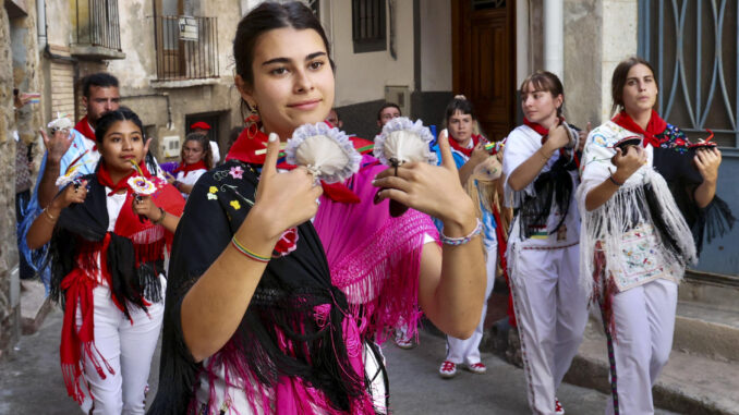 Un grupo de 17 mujeres de Cervera del Río Alhama (La Rioja)ha danzado este viernes ante uno de los santos patrones del municipio, San Gil, en su día grande, frente al veto de la Cofradía de San Gil y Santa Ana, que mantiene un rito ancestral y prohíbe a la mujer participar en esta danza tradicional. EFE/ Raquel Manzanares
